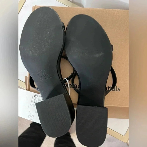 NWT | Amazon Essentials | Thin Two Strap Block Heel Black Sandals | Size 7.5 - Picture 5 of 6